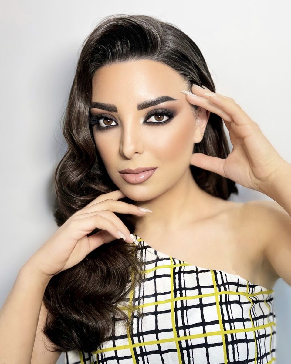 Hollywood waves with a smoky eye at Laurance