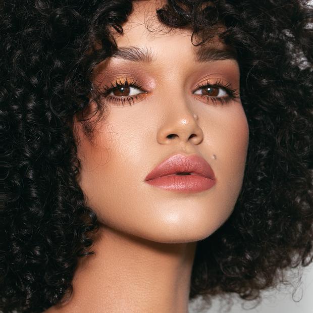 Natural curls and nude make-up at Laurance