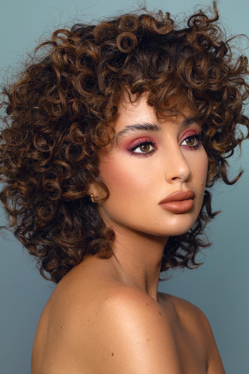 Voluminous natural curls